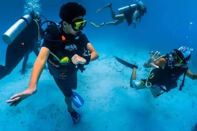 全球首台136吨级氢能源矿用车成功下线
